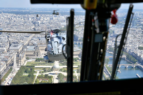 Les deux Caïman Marine devant le Louvre, précédés par les hélicoptères de l’armée de Terre