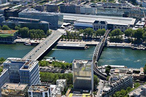 Le pont Charles-de-Gaulle et le viaduc de la ligne 5 du métro, à l’entrée de la gare d’Austerlitz