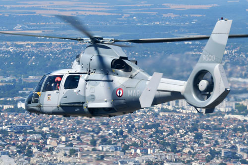 Le second Panther évolue sur le côté droit de la formation