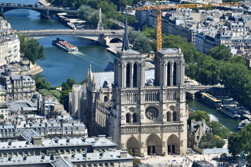 Notre-Dame de Paris vue depuis la porte ouverte du Panther