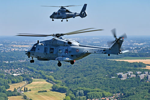 Un Caïman Marine et le second Panther en approche de la base aérienne 107 de Vélizy-Villacoublay