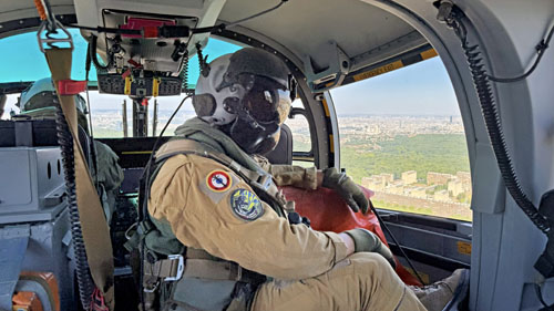 Vue vers l’avant de la cabine, avec le chef de cabine et les deux pilotes dans le cockpit