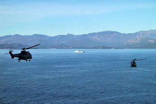 Deux hélicoptères Cougar de retour vers le TCD Foudre