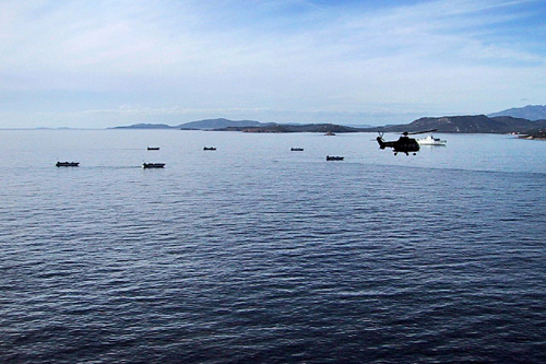 Hélicoptères et chalands de débarquement s'approchent de la  côte ennemie