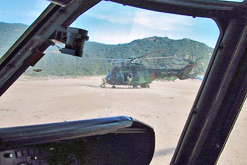 Posé des hélicoptères sur la plage, les commandos débarquent
