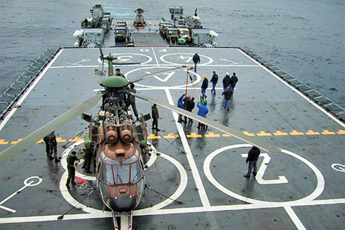 Hélicoptères Cougar posés sur le TCD Foudre