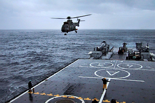 Le second hélicoptère Cougar en approche par tribord