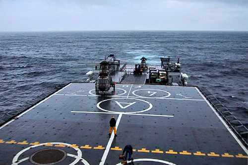 Posé du Cougar sur la plate-forme avant du TCD Foudre