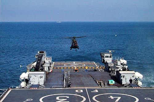 Le premier hélicoptère Cougar est attendu sur la plate-forme arrière du TCD Foudre