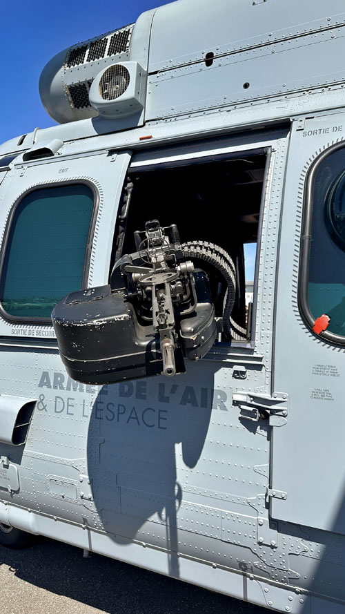 Mitrailleuse en fenêtre avant, sur un hélicoptère de H225M Caracal des Forces spéciales de l'Armée de l'Air française