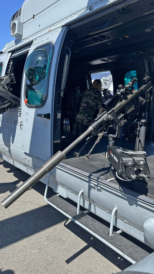 Fusil d'assaut de précision monté en porte latérale, sur un hélicoptère H225M Caracal des Forces spéciales de l'Armée de l'Air française