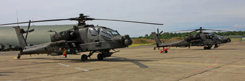 Les hélicoptères AH64 Apache néerlandais sur le tarmac