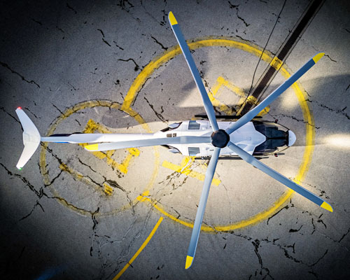 Vue du haut : on aperçoit le rotor 5 pales et l'empennage arrière en queue de baleine