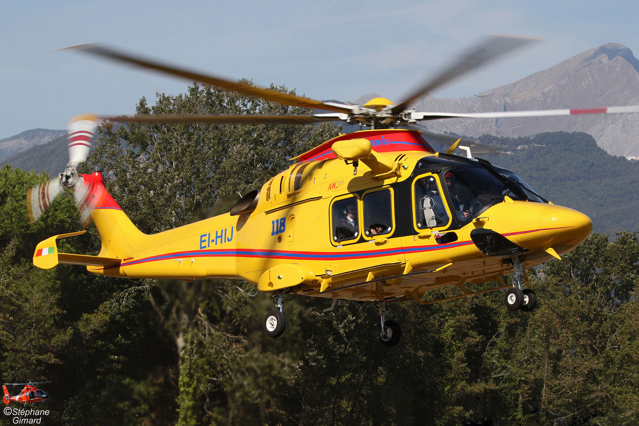 Hélicoptères AW139 de secours aérien dans les Alpes italiennes //  HELICOPASSION