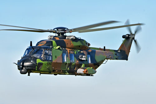 NH90 Caïman EAZ embarquant des drones armés, photographié depuis un autre NH90 au cours de la mission