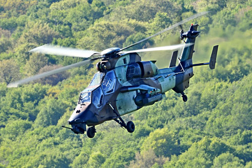 Hélicoptère Tigre en vol tactique, photographié depuis un NH90 Caïman au-dessus de la zone d’exercice