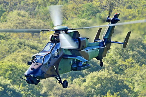 Photographié depuis la porte du NH90, le Tigre apparaît de trois-quarts avant, un angle rarement obtenu en vol