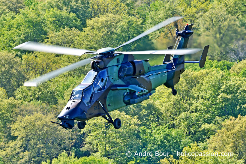 Hélicoptère Tigre en vol tactique photographié depuis un NH90 Caïman lors de la phase finale d’Orion 2026