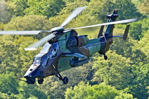 Photographié depuis la porte du NH90, le Tigre apparaît de trois-quarts avant, un angle rarement obtenu en vol