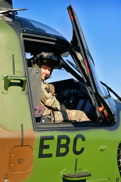 Pilote de NH90 Caïman dans le cockpit, avant la mise en route de l’appareil