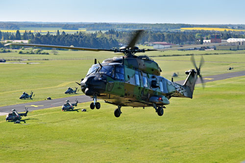Décollage d’un NH90 Caïman à Chaumont, avec au sol d’autres hélicoptères engagés dans la phase finale d’Orion 2026