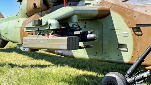 Missile Hellfire et panier de roquettes sur un hélicoptère Tigre&nbsp;: le missile permet l’engagement à distance sur désignation, tandis que les roquettes complètent l’action à plus courte portée