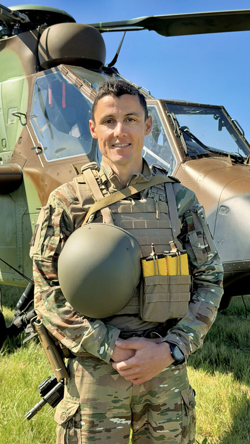 Le capitaine Malaury, pilote Tigre, devant son appareil lors de l’exercice Orion 2026