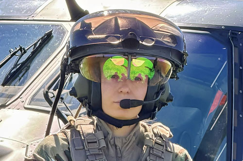 Pilote de NH90 Caïman avec son casque TopOwl, au terme d’une mission conduite dans le cadre d’Orion 2026