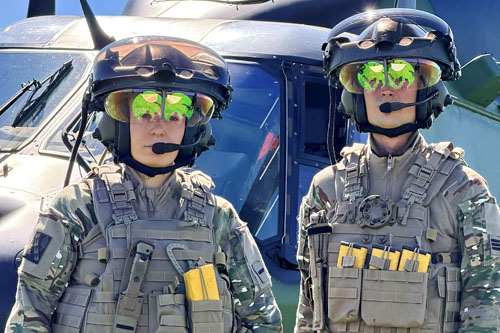 Pilote de NH90 Caïman avec son casque TopOwl, au terme d’une mission conduite dans le cadre d’Orion 2026