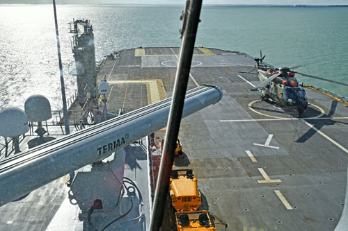 La tour de contrôle a une vue sur tout le pont