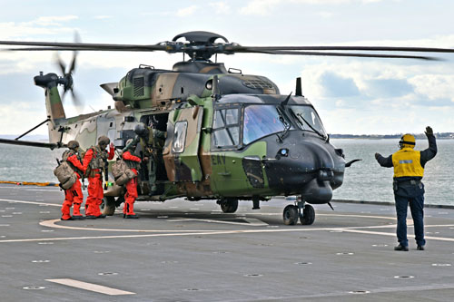 Embarquement des commandos à bord d'un hélicoptère NH90