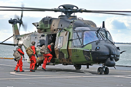 Embarquement des commandos à bord d'un hélicoptère NH90