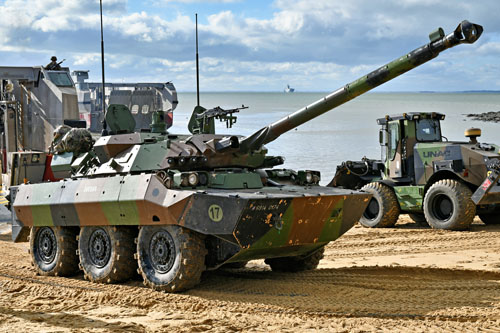 Mise à terre d’un blindé léger AMX10 depuis un EDAR