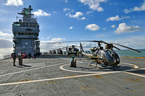 Sur le pont d'envol du PHA Mistral avec 2 hélicoptères Gazelle HOT et 4 hélicoptères NH90 Caïman