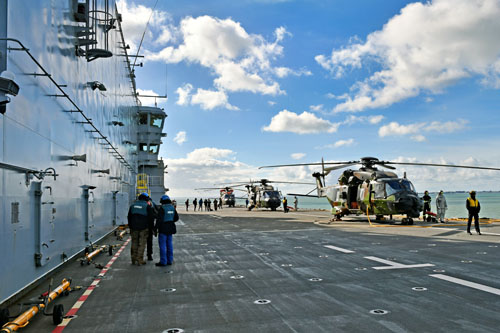 Sur le pont d'envol du PHA Mistral avec 2 hélicoptères Gazelle HOT et 4 hélicoptères NH90 Caïman