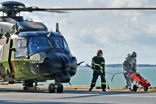 Les pompiers quittent les appareils avant l'embarquement des personnes