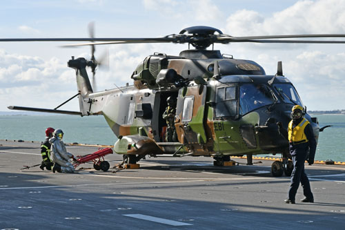 Pour chaque hélicoptère NH90, un binôme de pompiers est présent au démarrage des turbines, l'un est en charge de l'extincteur, l'autre porte une tenue ignifuge pour venir en aide à l'équipage