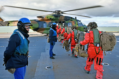 Embarquement des PAX (passagers) à bord d'un hélicoptère NH90