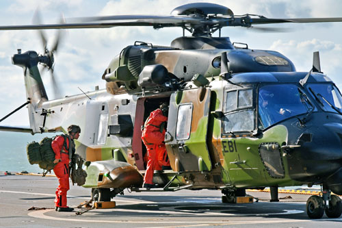 Embarquement des PAX (passagers) à bord d'un hélicoptère NH90