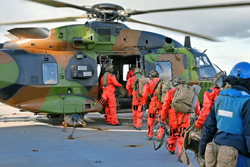 Embarquement des PAX (passagers) à bord d'un hélicoptère NH90