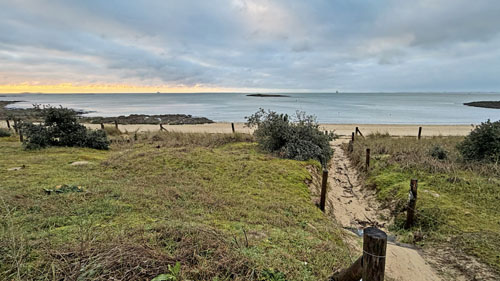 La plage de Kernevest à l’aube. Au large, les PHA Tonnerre (à gauche) et Mistral (à droite) se tiennent en position