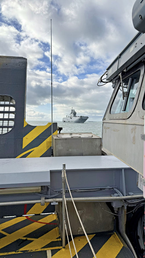 Approche du PHA Mistral, plateforme centrale relevée en configuration catamaran