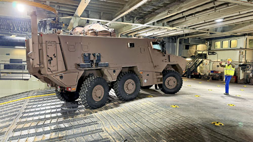 Manoeuvre d’un Griffon avant embarquement dans l'EDAR