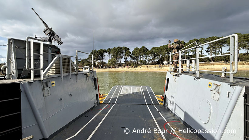 Approche d’un chaland de débarquement (CTM) vers la plage de Kernevest, vue depuis l’intérieur de l’embarcation
