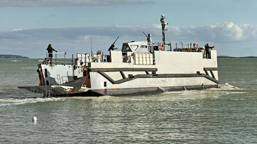 Accostage d’un EDAS (Engin de Débarquement Amphibie Standard) lors d’une rotation depuis les PHA