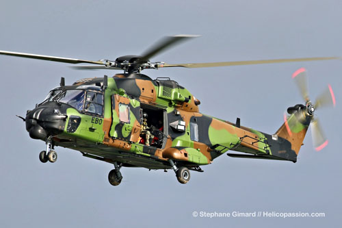 Un NH90 Caïman projette des commandos en avant du dispositif amphibie