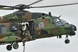 Dépose de commandos par corde lisse à partir d'un hélicoptère NH90