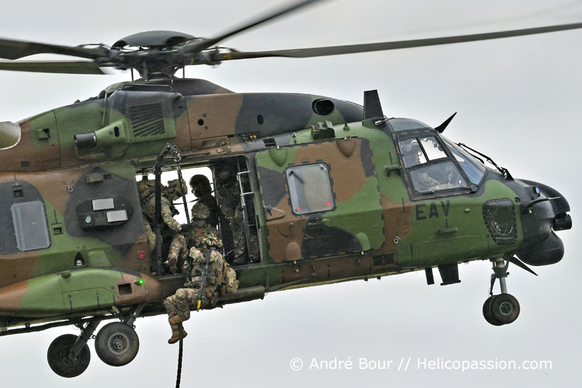 Dépose de commandos par corde lisse à partir d'un hélicoptère NH90