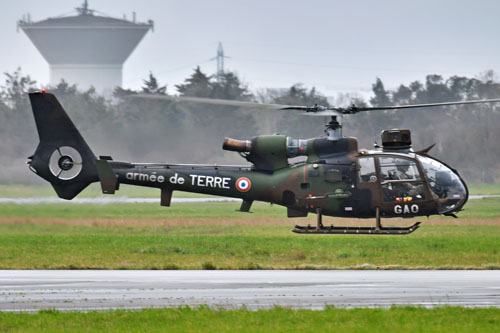 Hélicoptère Gazelle GBI, capable de tirer des missiles HOT antichar