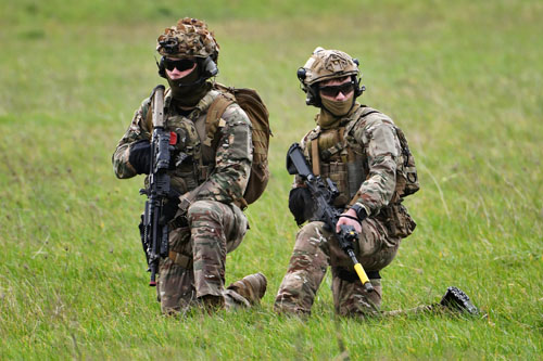 Les commandos au sol sécurisent la zone de posé